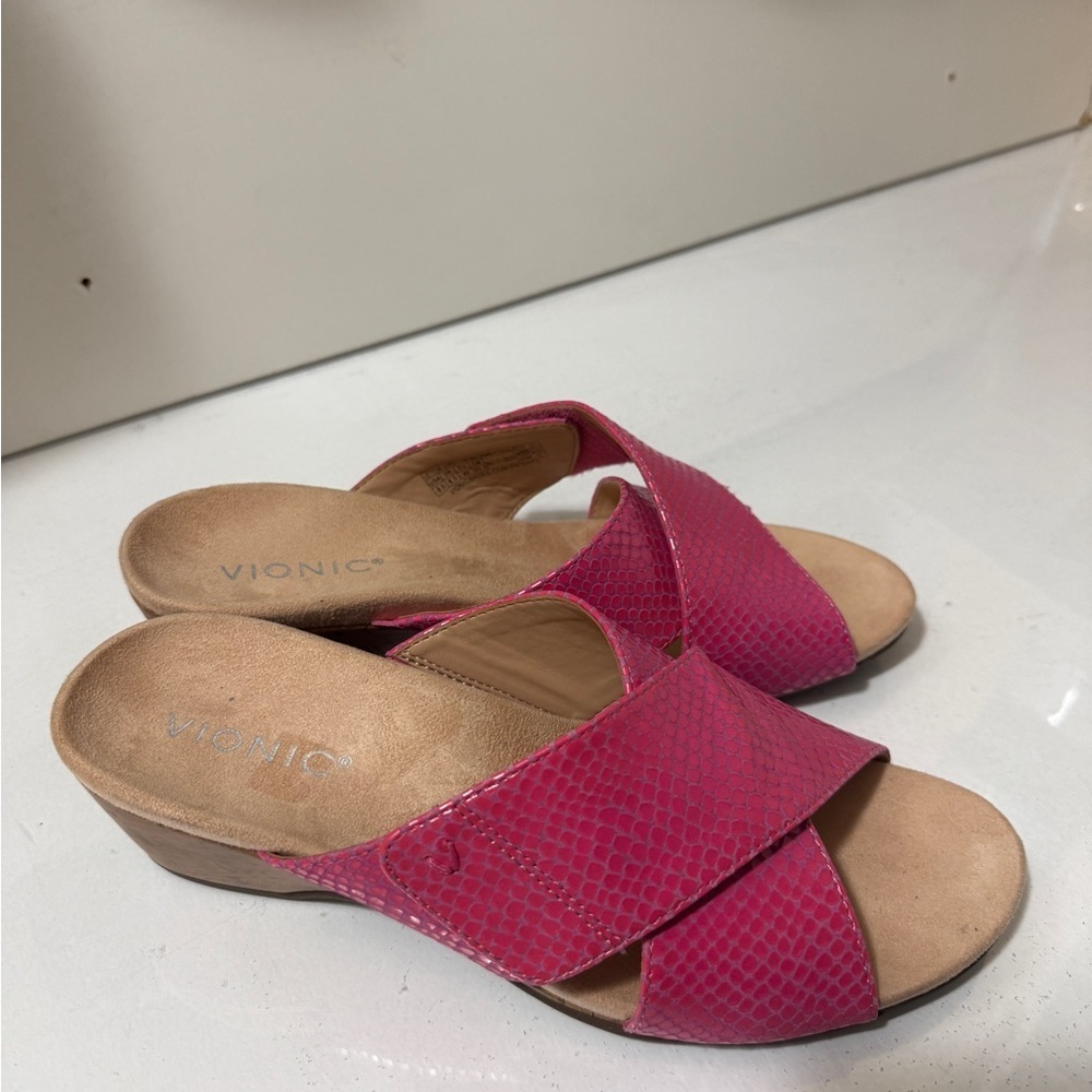 Vionic Women's Fuchsia Textured Mules in excellent conditions - Picture 5 of 16